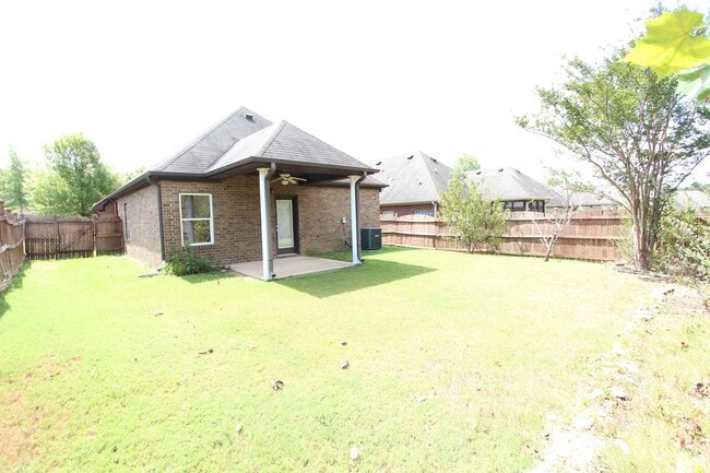 Building Photo - Homewood Area - Oxmoor Glen - Minutes to D...