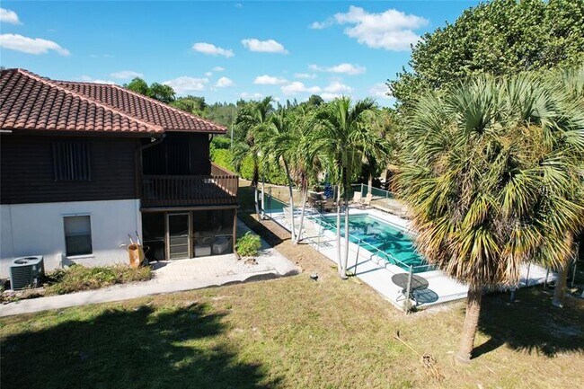 Building Photo - 444 Pine Cir