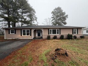 Building Photo - 4 Bedroom 2 Bath house