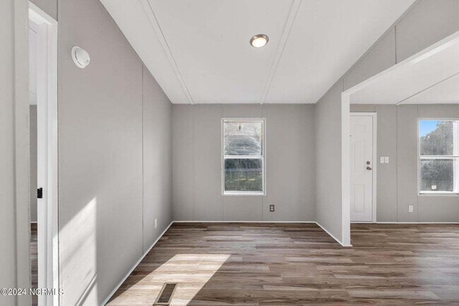 Building Photo - 185 Paradise Ln