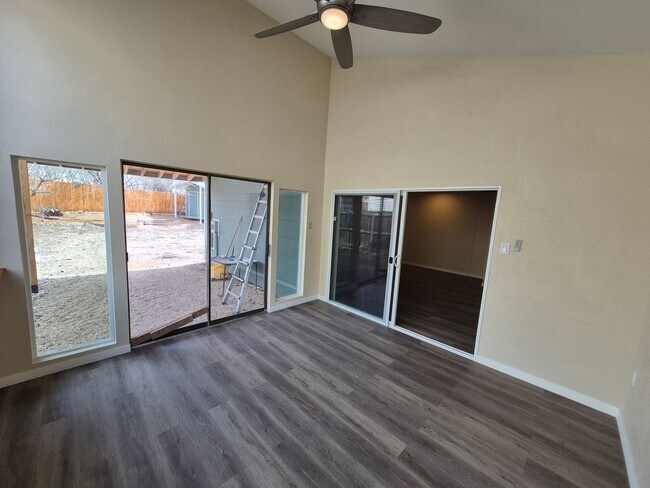 Building Photo - 4018 Sunrise Cove Dr