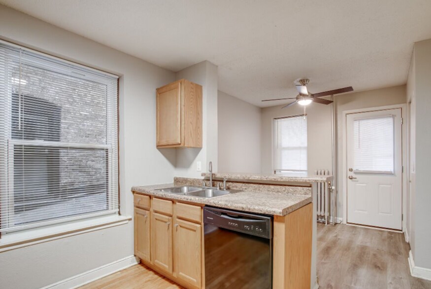 Interior Photo - 1400–1408 Spruce Pl – Oak Grove Downtown