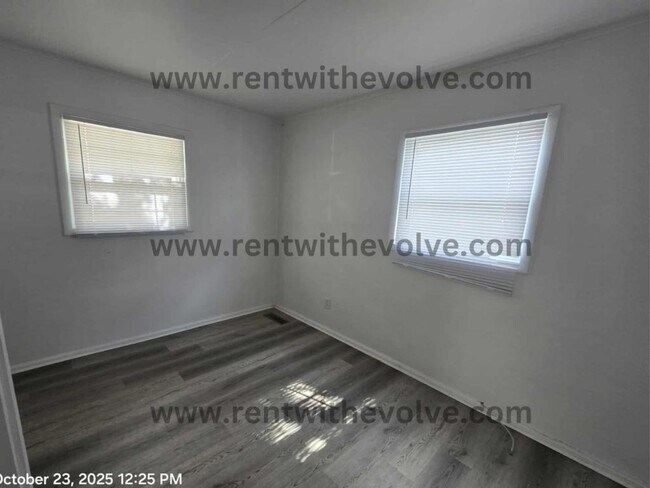 Building Photo - 610 E Dunn Ave