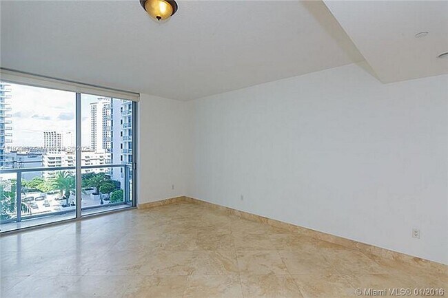 Building Photo - 1060 Brickell Ave