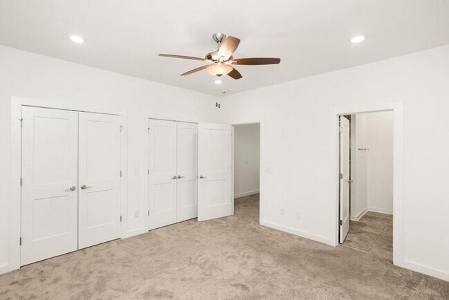 Building Photo - 3 Bed/3 Full Baths! Newer Townhome