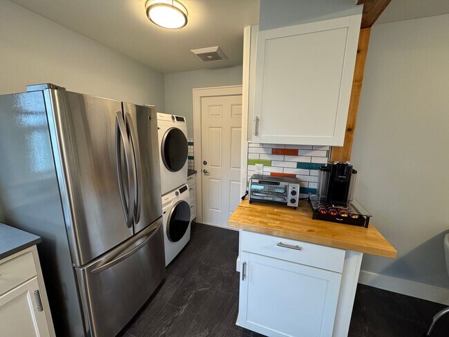 Building Photo - Charming Short Term Rental - 1-6 Month Lease