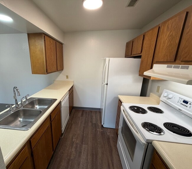 Building Photo - Top floor (3rd floor) 1 bedroom 1 bath with Private Balcony