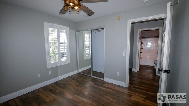 Building Photo - Modern Corner-Unit Condo with tandem 2-Car Garage in Central San Diego