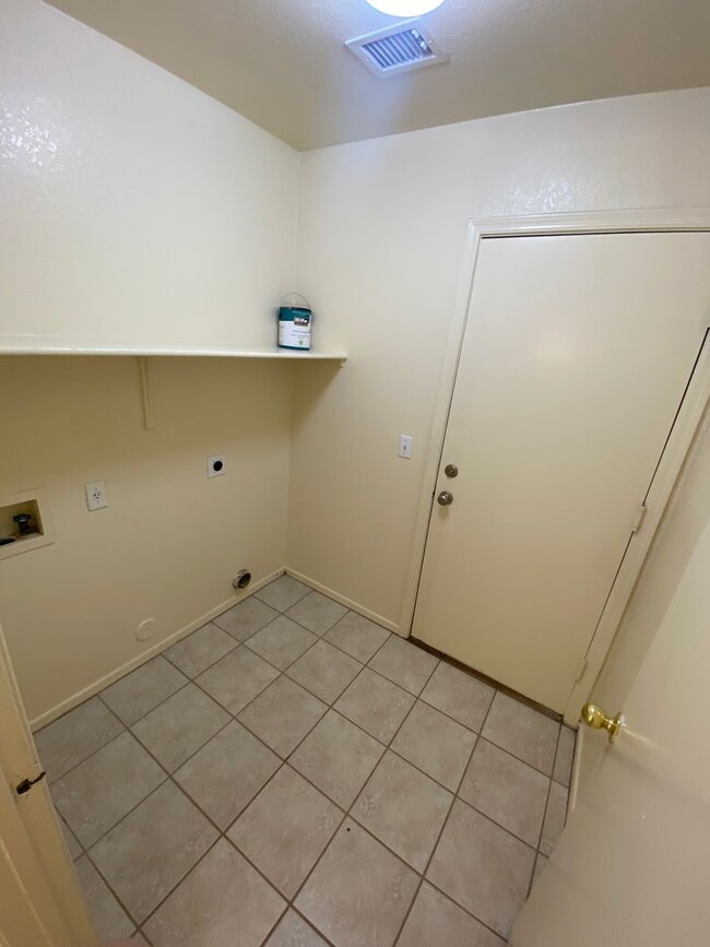 Building Photo - Corner Lot Property 3 bedroom 2 Bath