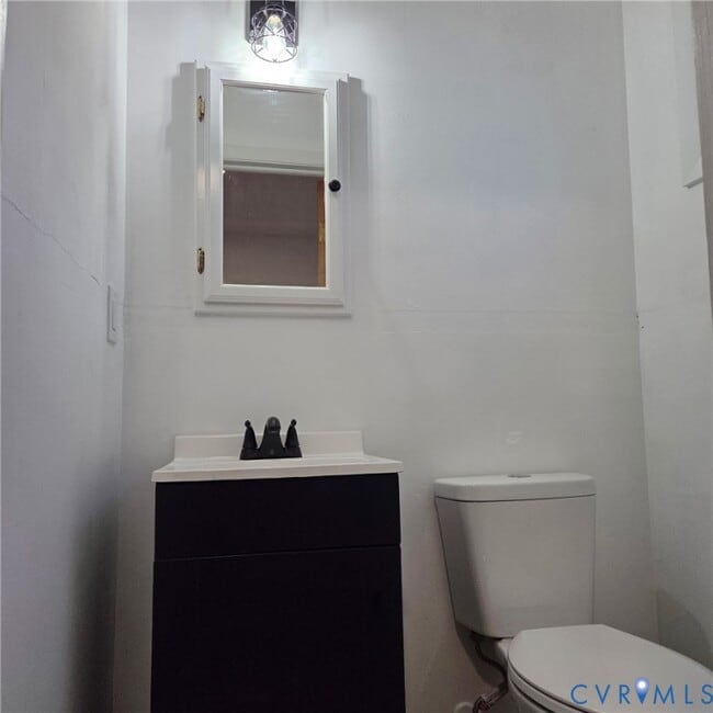 Building Photo - 8011 Kenmore Dr