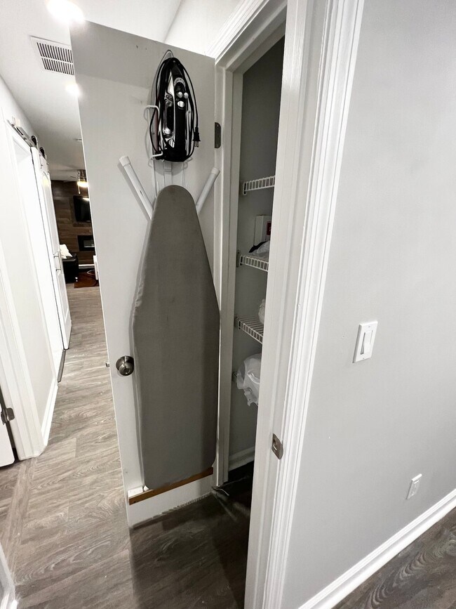 Building Photo - 5569 Pine Gate Dr