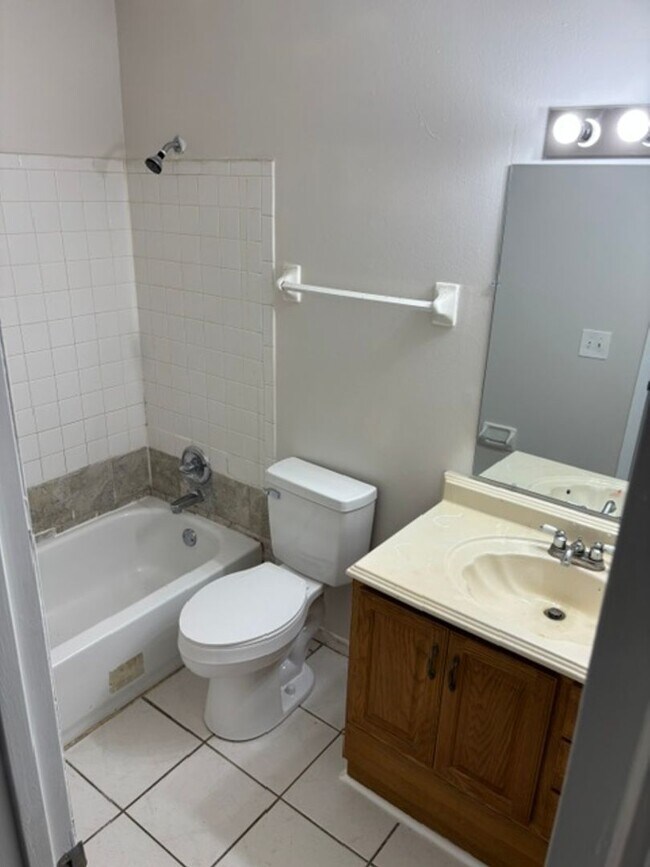 Building Photo - 613 Colonial Dr