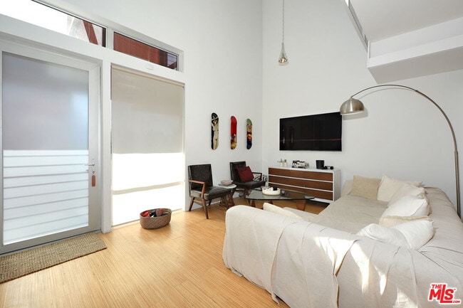 Building Photo - 1140 N Formosa Ave