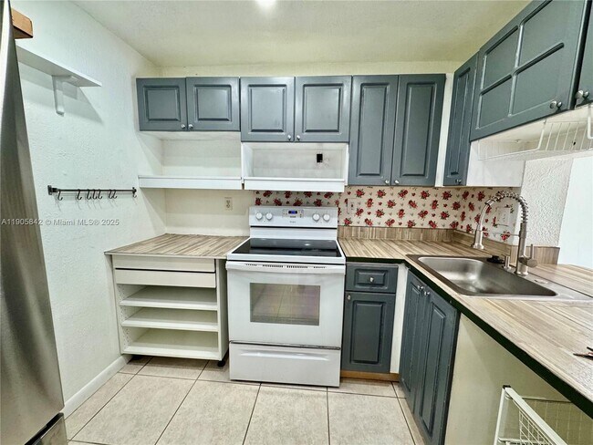 Building Photo - 9360 Fontainebleau Blvd