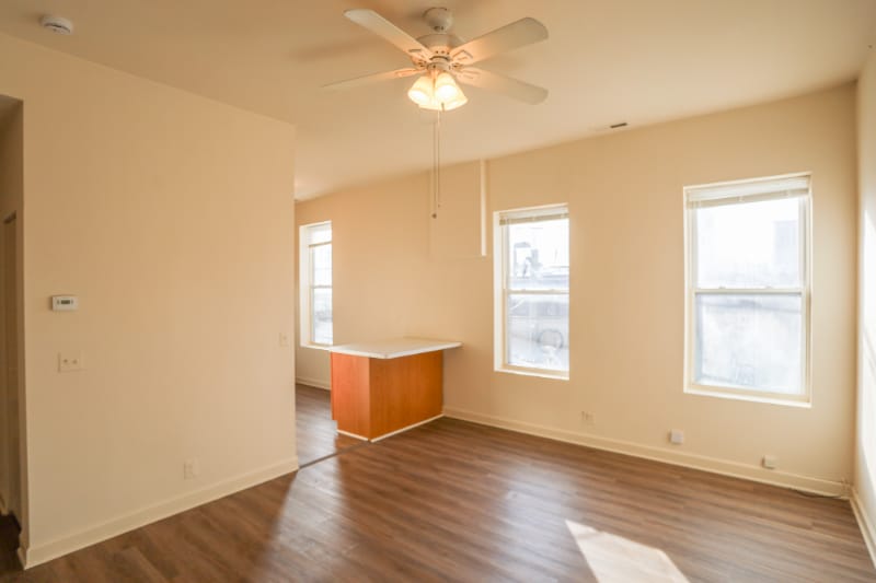 Building Photo - 747 Damen