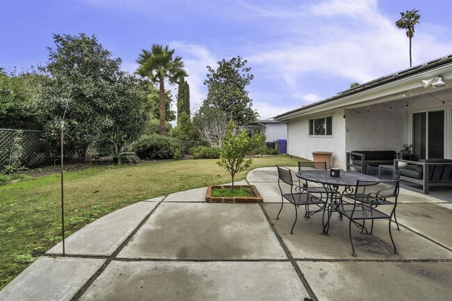Building Photo - FULLY FURNISHED Mid-Century Modern 3 Bed R...