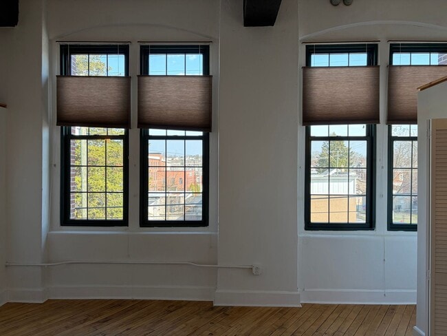 Building Photo - Sleek Manhattan Style Urban Condo Now Available in Byrne Lofts