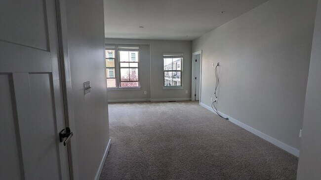 Building Photo - 42595 Burbank Terrace