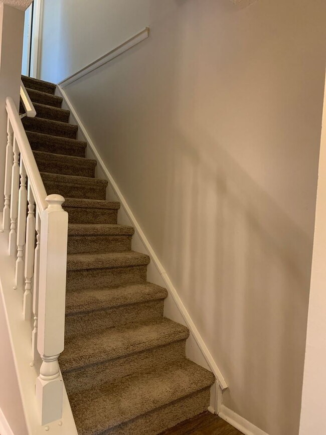 Building Photo - Renovated Raleigh Townhome Conveniently Lo...