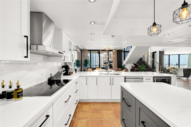 Building Photo - 520 Brickell Key Dr