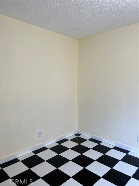 Building Photo - 924 N Quince Ave
