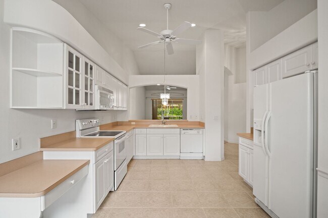 Building Photo - Beautiful Villas 3 beds 2 baths in a Gated...