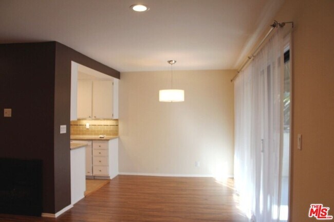 Building Photo - 2349 S Bentley Ave