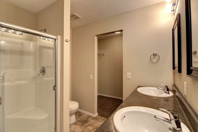 Building Photo - 3 Bedroom in Ozark!