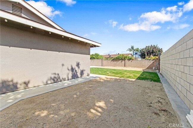 Building Photo - 5892 Meadowlark Dr