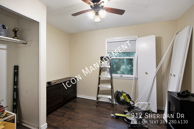 Building Photo - 912 Sheridan Dr