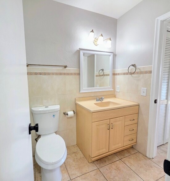 Building Photo - 3300 NE 10th Ter