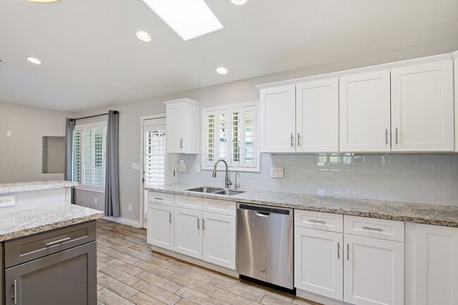 Building Photo - 1901 N Rosemont Blvd