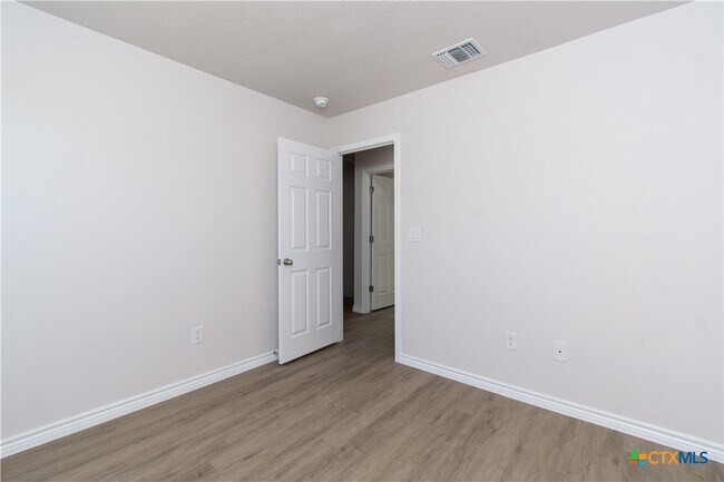 Building Photo - 802 White Meadow Ln