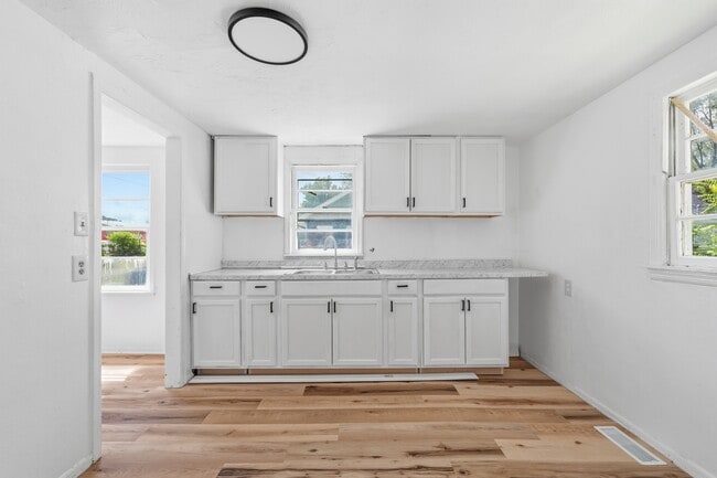 Building Photo - 420 W 25th St