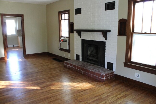 Building Photo - 526 E 11th St