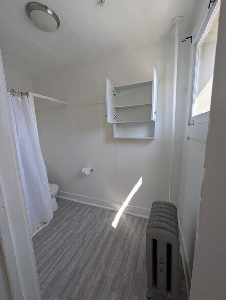 Unit 28B Bathroom - Lincoln Hotel Apartments