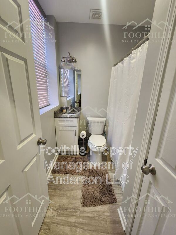 Building Photo - 216 N Main St