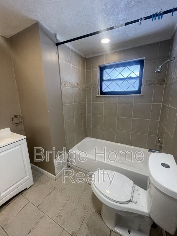 Building Photo - 149 Parkwood Rd