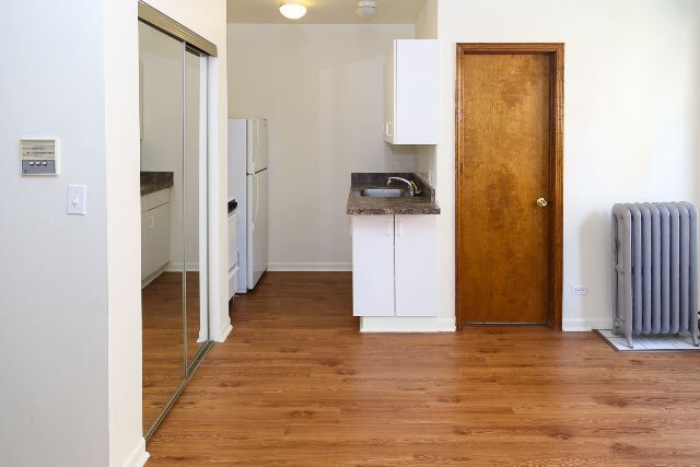 Building Photo - 4241 N Kenmore Ave