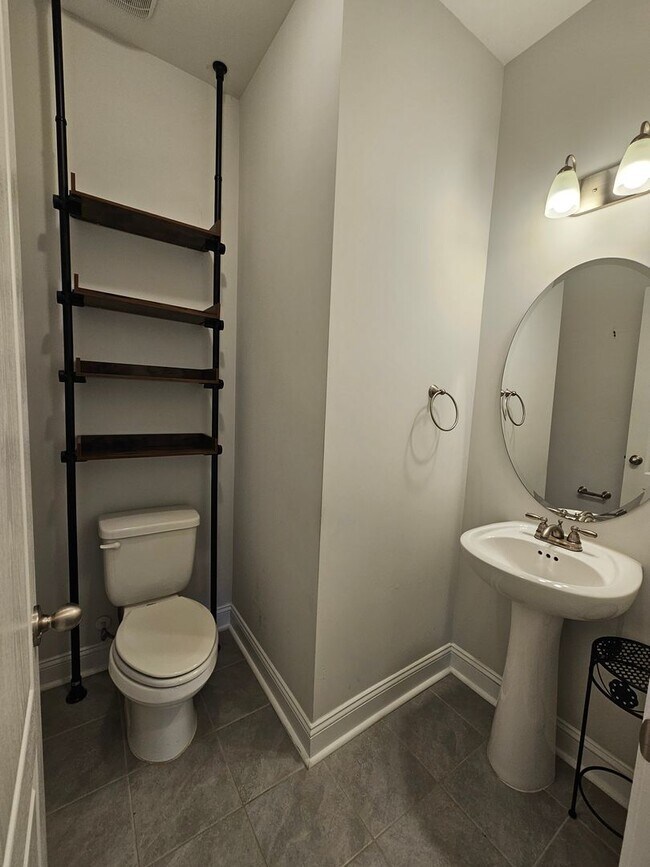 Building Photo - NEW LISTING!!!!!