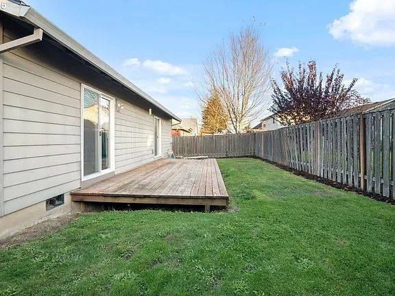 Building Photo - "Charming 3-Bed Oasis in Monmouth with Cozy Fireplace & Stylish Furnishings!"