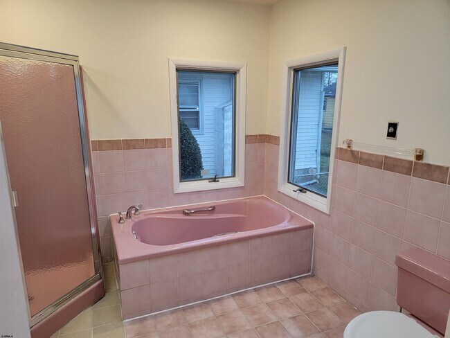 Building Photo - 1834 Beach Ave