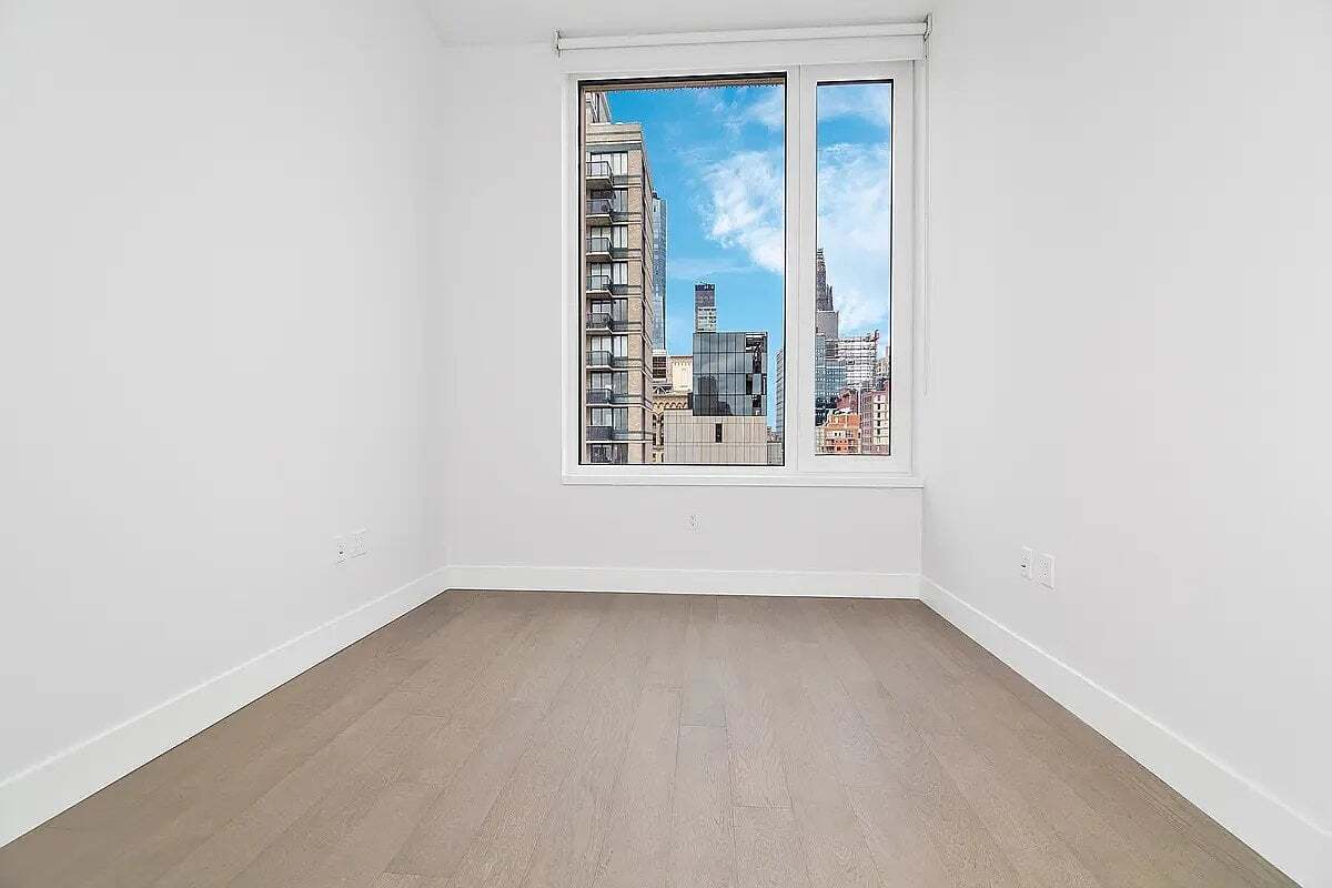 Building Photo - 200 E 23rd St