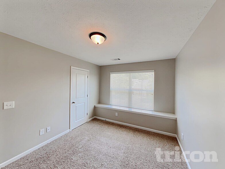 Building Photo - 1637 Robindale Dr