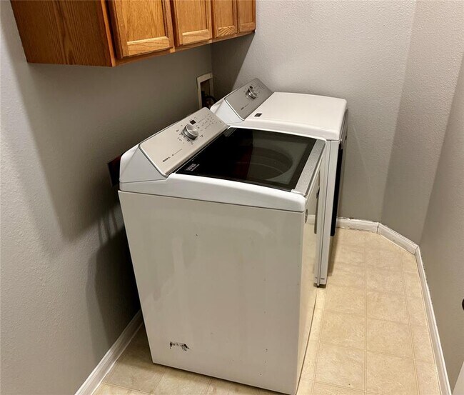 Building Photo - 104 Silk Tree Ln