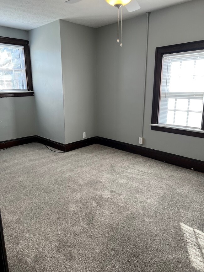 Building Photo - 929 N Nelson Rd