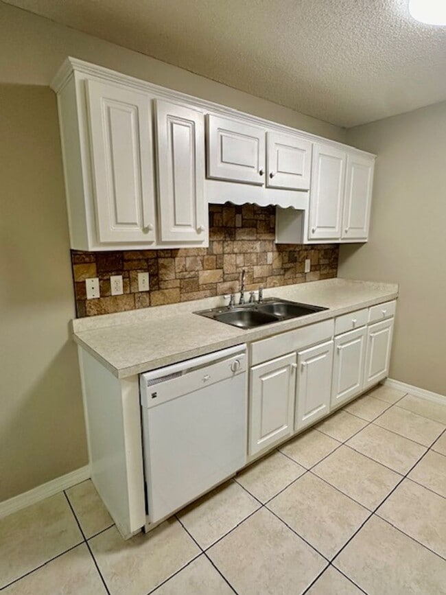 Building Photo - 2 bedroom/2 bathroom/2 car garage town home for rent in Mary Esther, East of Hurlburt AFB!