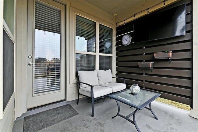 Building Photo - 6825 Leonardo Dr