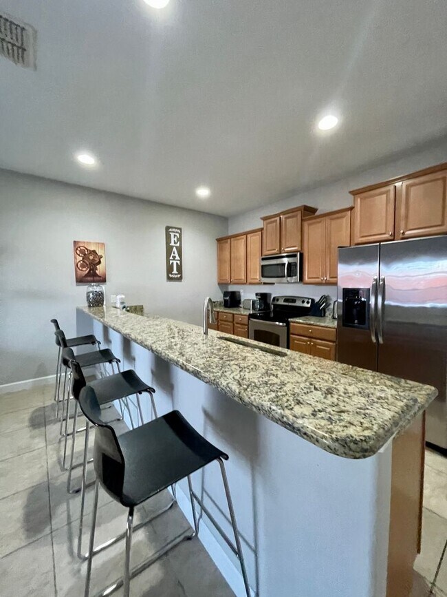 Building Photo - RENOVATED 4 bed 3 bath Completely FURNISHE...