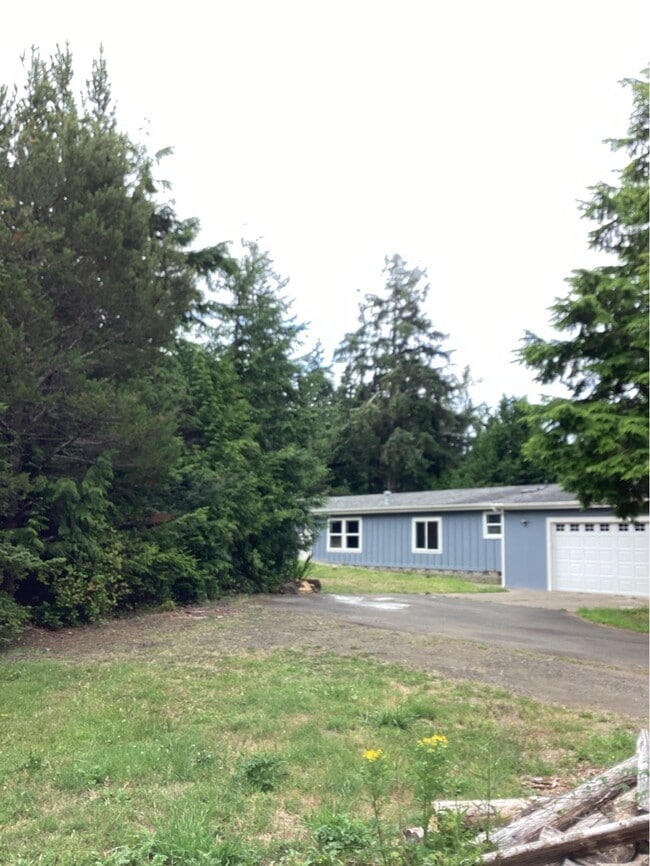 Building Photo - 330 SW Newton Dr